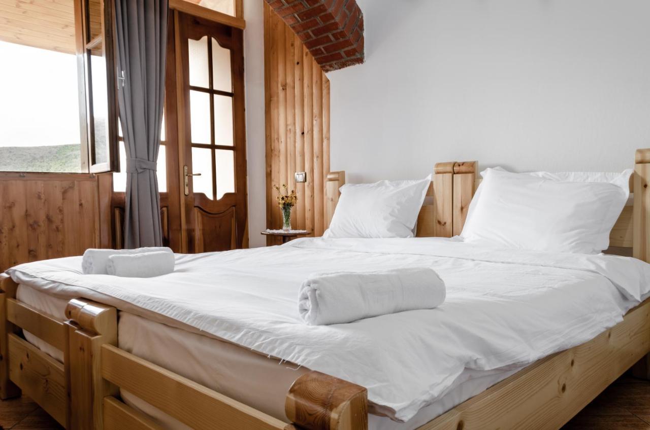 Alpeta Agrotourism & Winery - Roshnik , Berat Hotel ภายนอก รูปภาพ