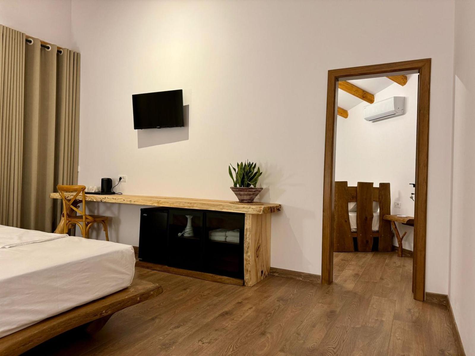 Alpeta Agrotourism & Winery - Roshnik , Berat Hotel ภายนอก รูปภาพ